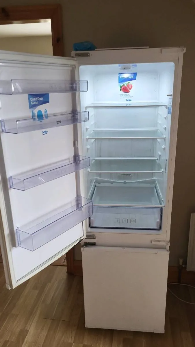 Integrated FRIDGE FREEZER - Image 3
