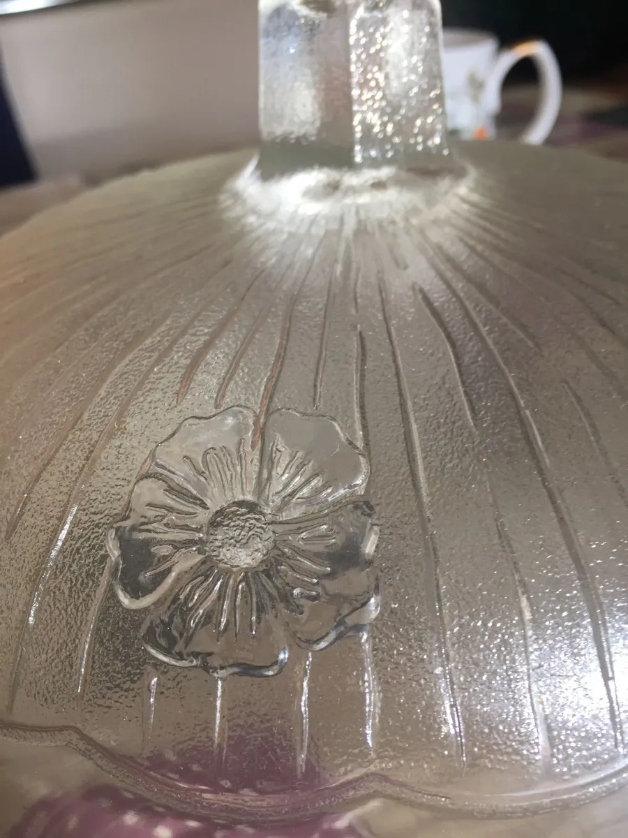 Glass cake stand with floral designe - Image 1