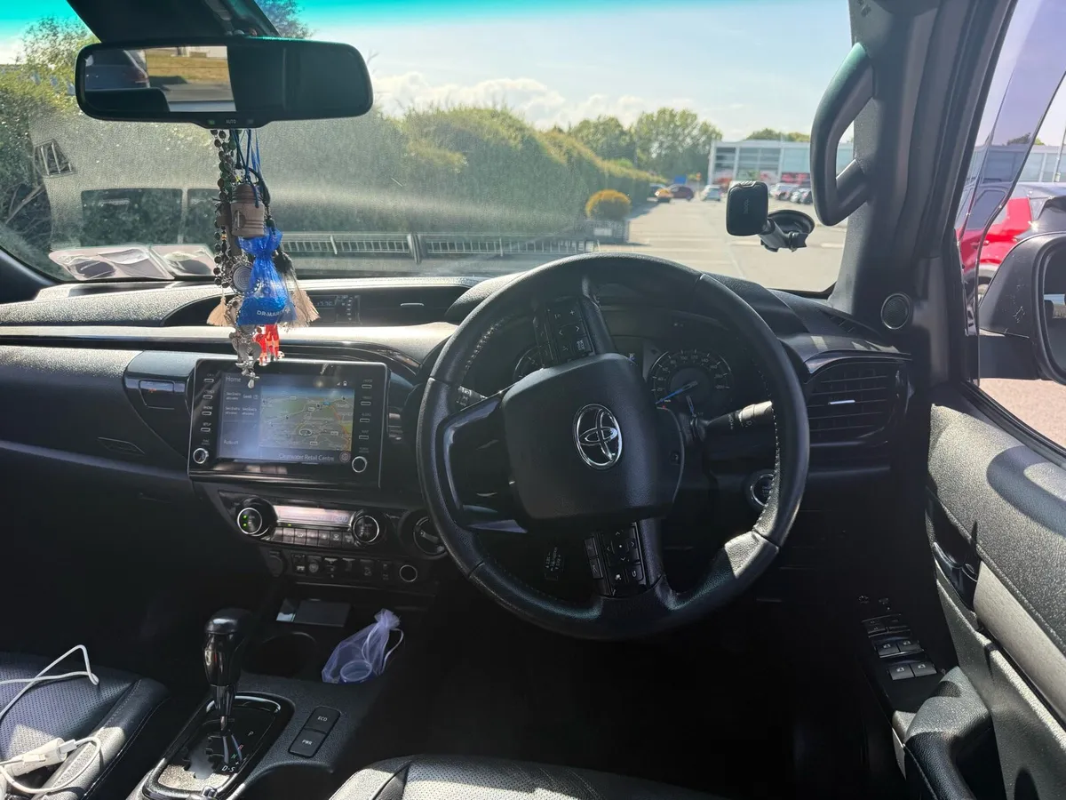 Toyota Hilux invincible - Image 4