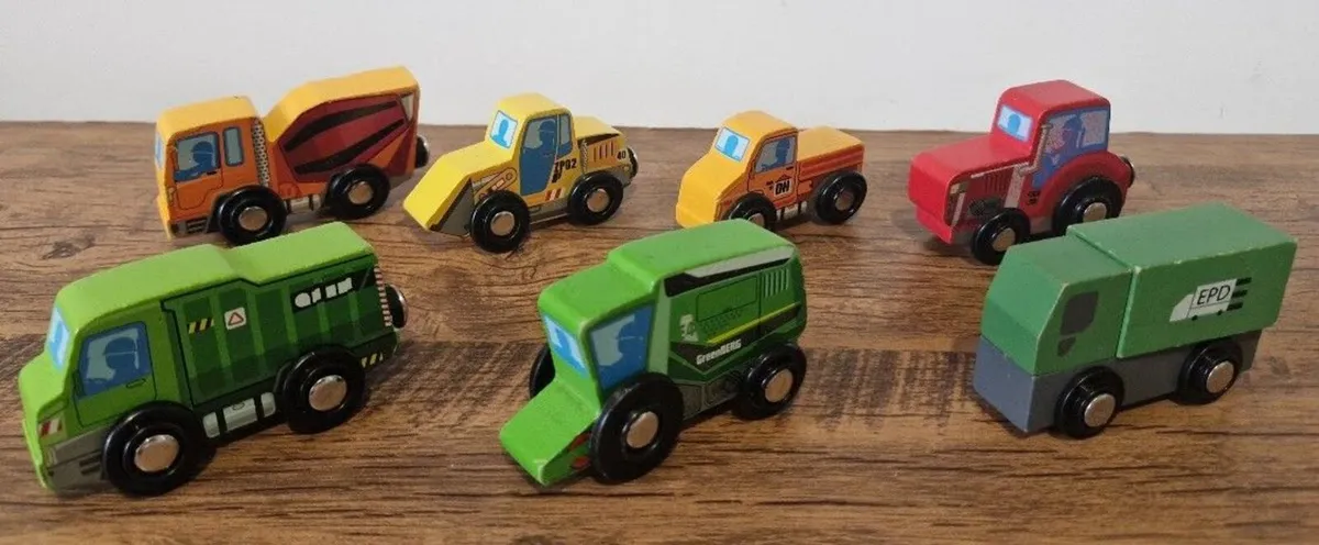 7 Wooden Construction & Utility Vehicles – €10