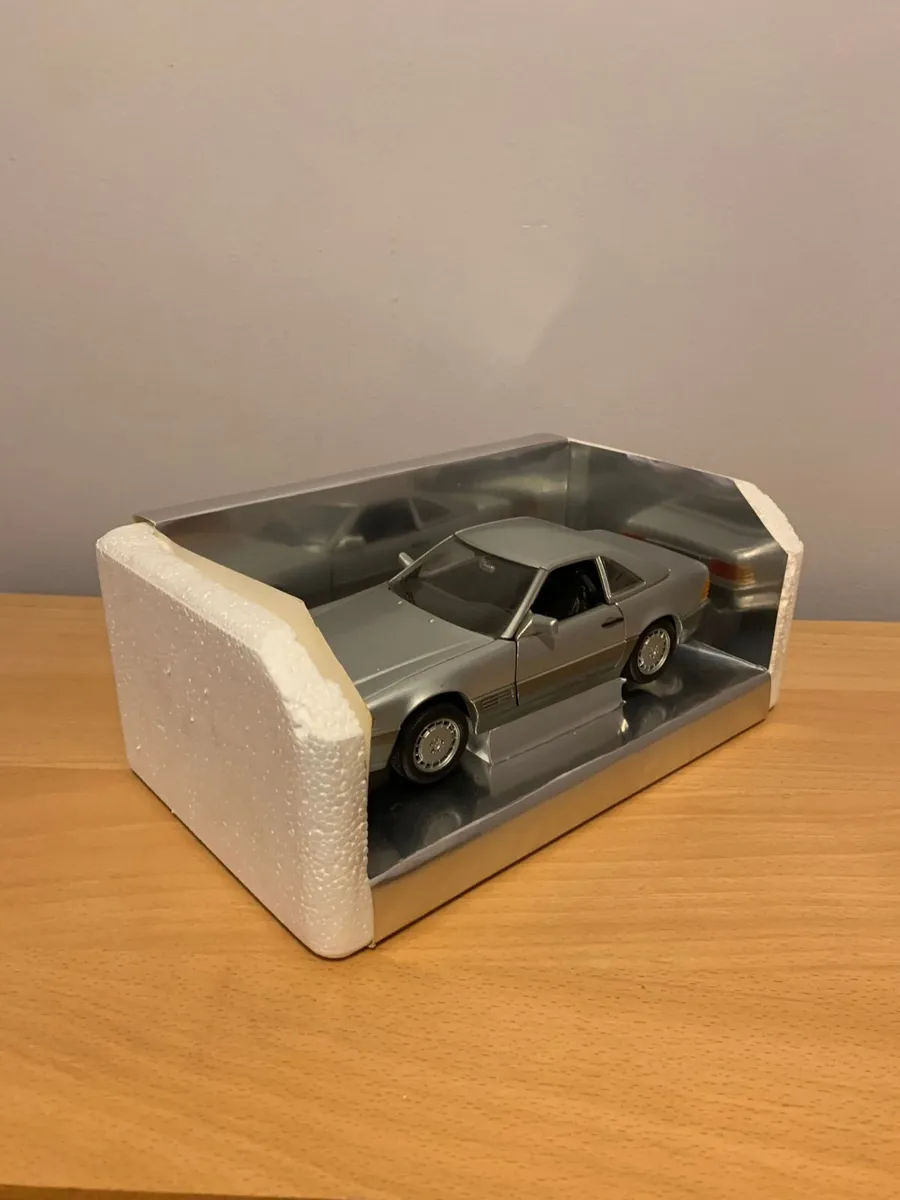 Mercedes 500 SL 32 Coupe 1/18 Revell Metal Model - Image 2