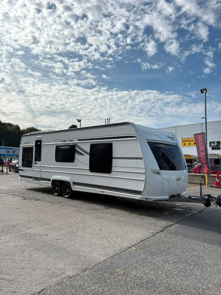 RARE Fendt Le Vogue 6 Berth Island Bed Caravan - Image 1