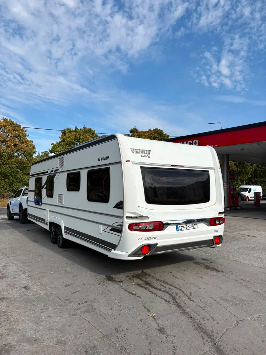 RARE Fendt Le Vogue 6 Berth Island Bed Caravan - Image 3