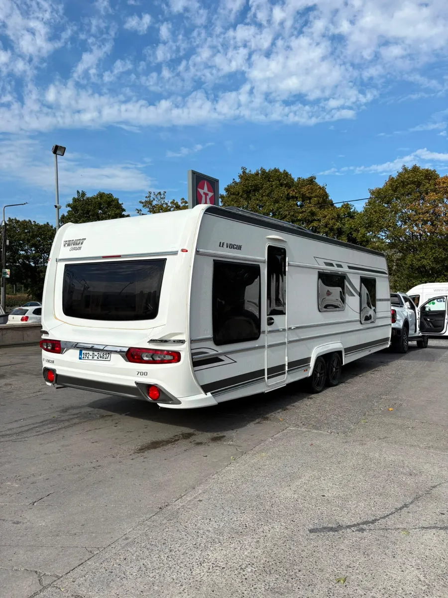 RARE Fendt Le Vogue 6 Berth Island Bed Caravan - Image 4