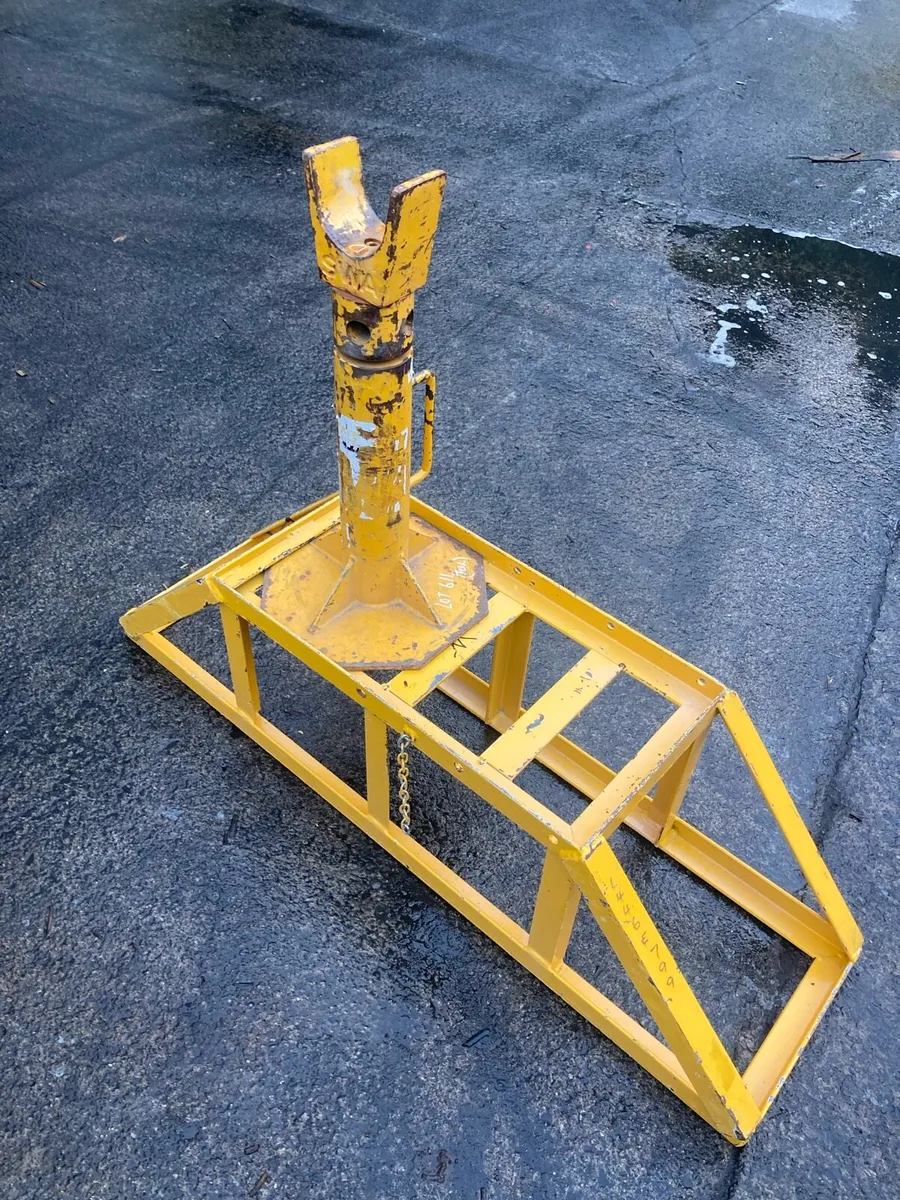 Cable Jacks Plinths for sale - Image 1