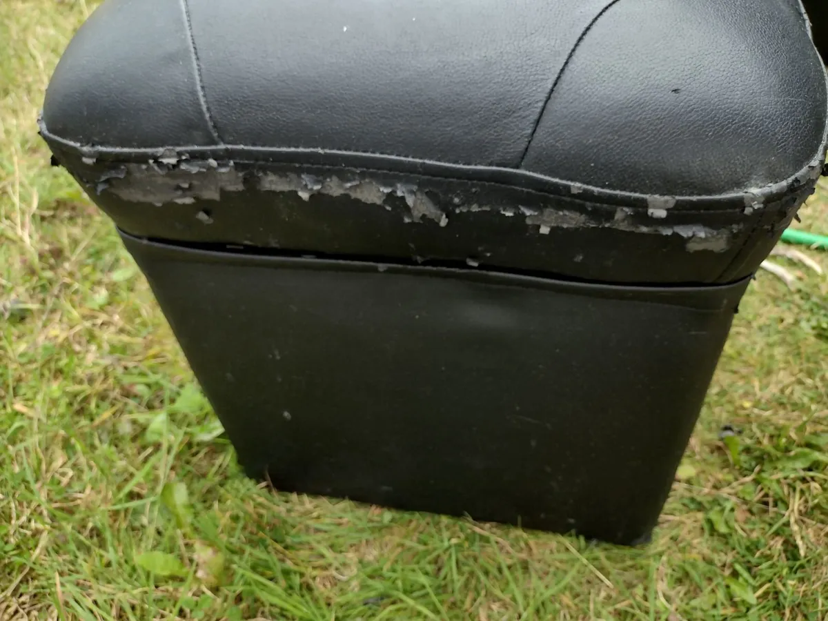 Black padded faux leather cube stool - Image 3