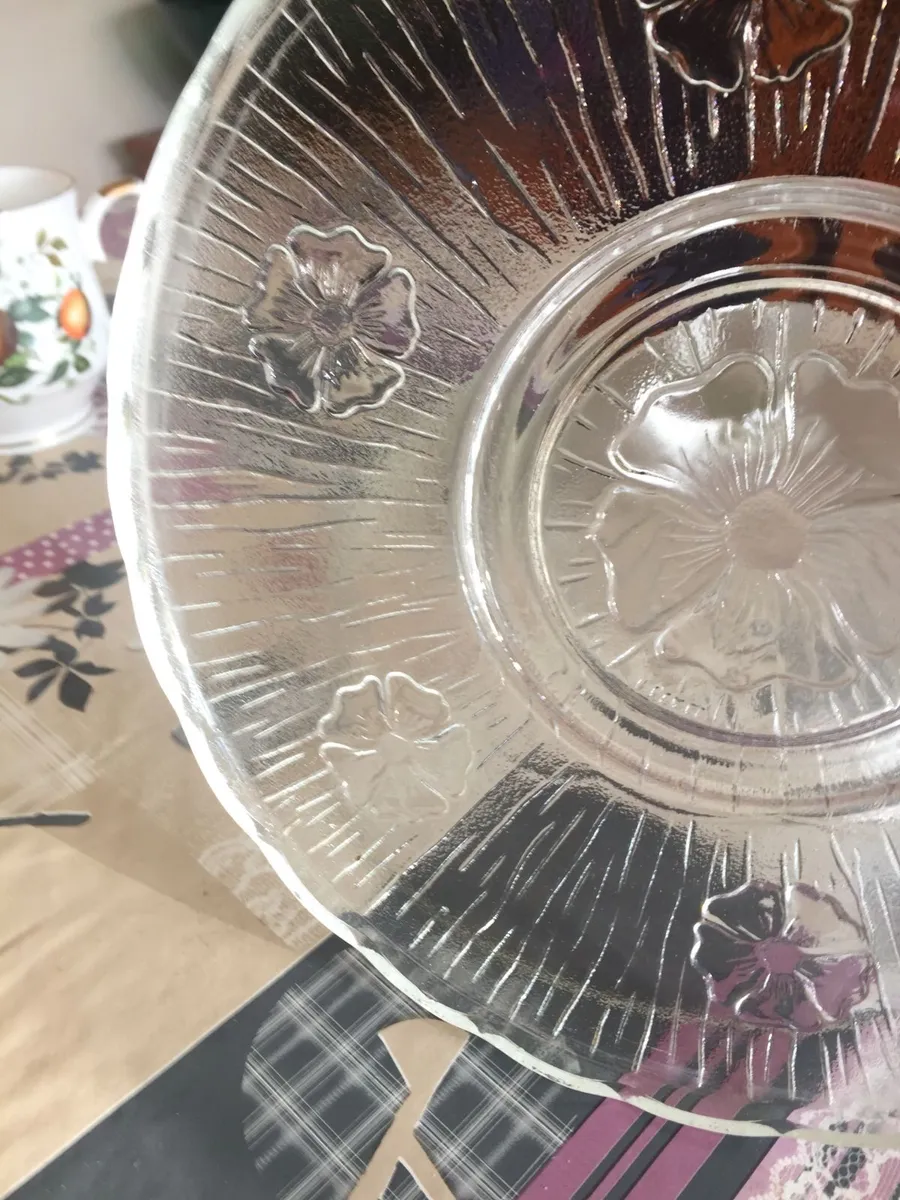 Glass cake stand with floral designe - Image 4