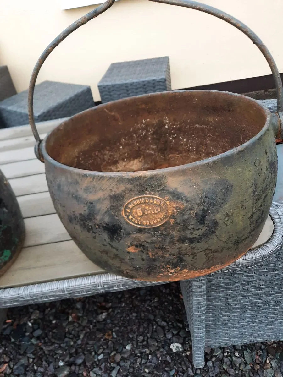 Large antique cast iron pot - Image 1