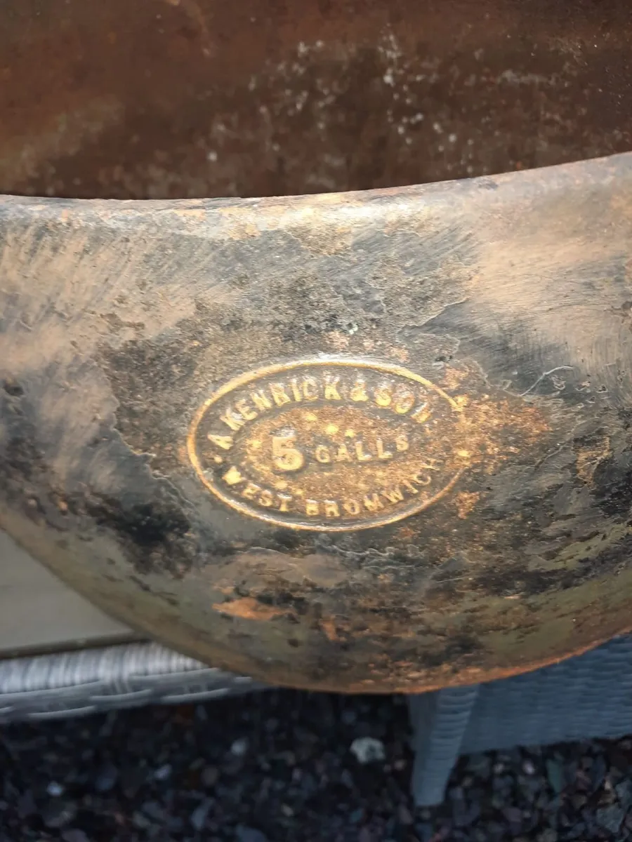 Large antique cast iron pot - Image 3