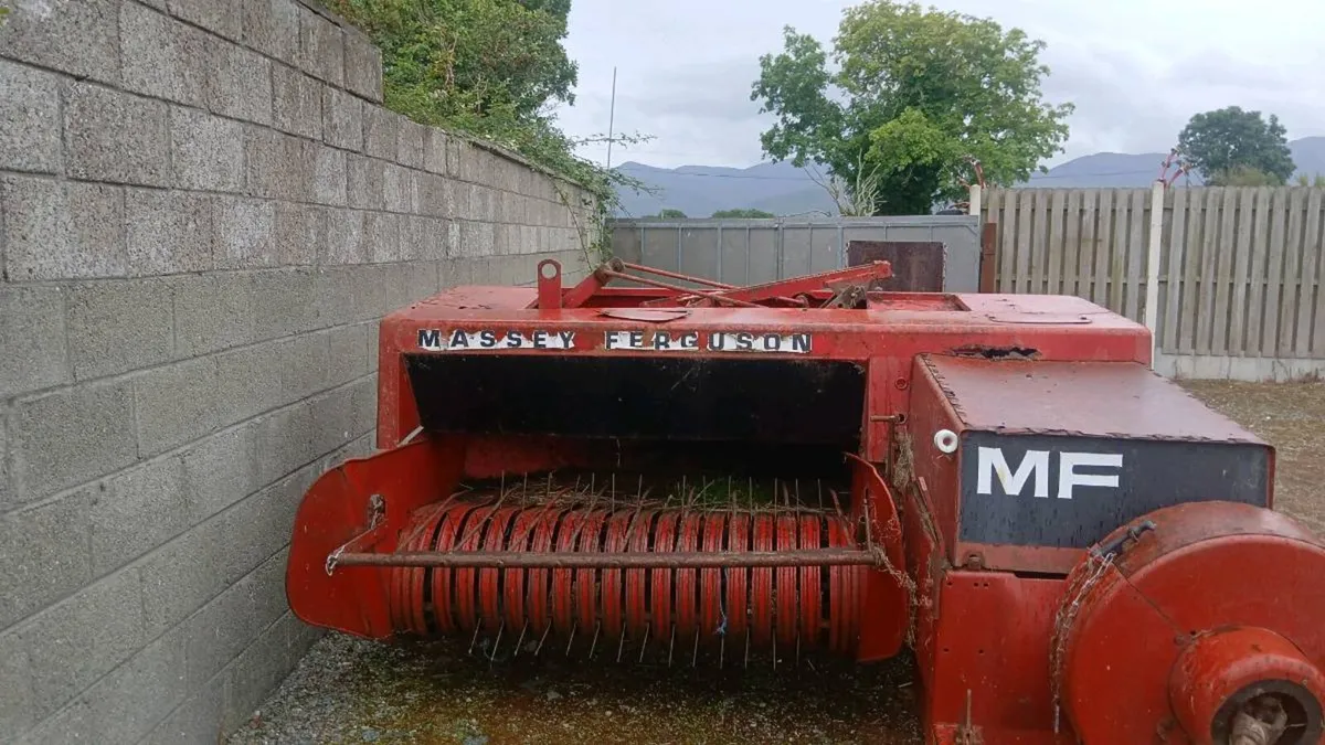 Mf 124 baler one owner - Image 1