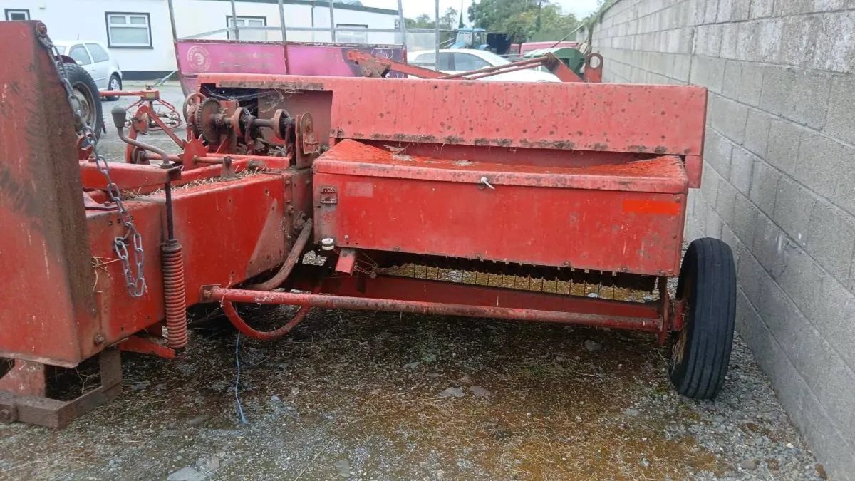 Mf 124 baler one owner - Image 4