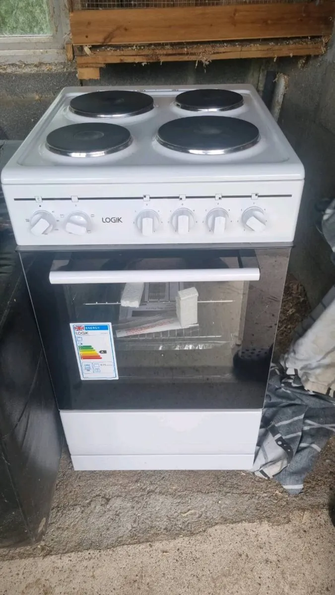 4 ring hob and oven - Image 1