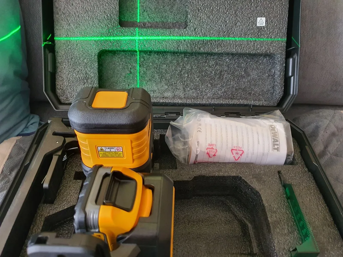 DeWalt XR Cross Line Green Beam Laser - Image 2