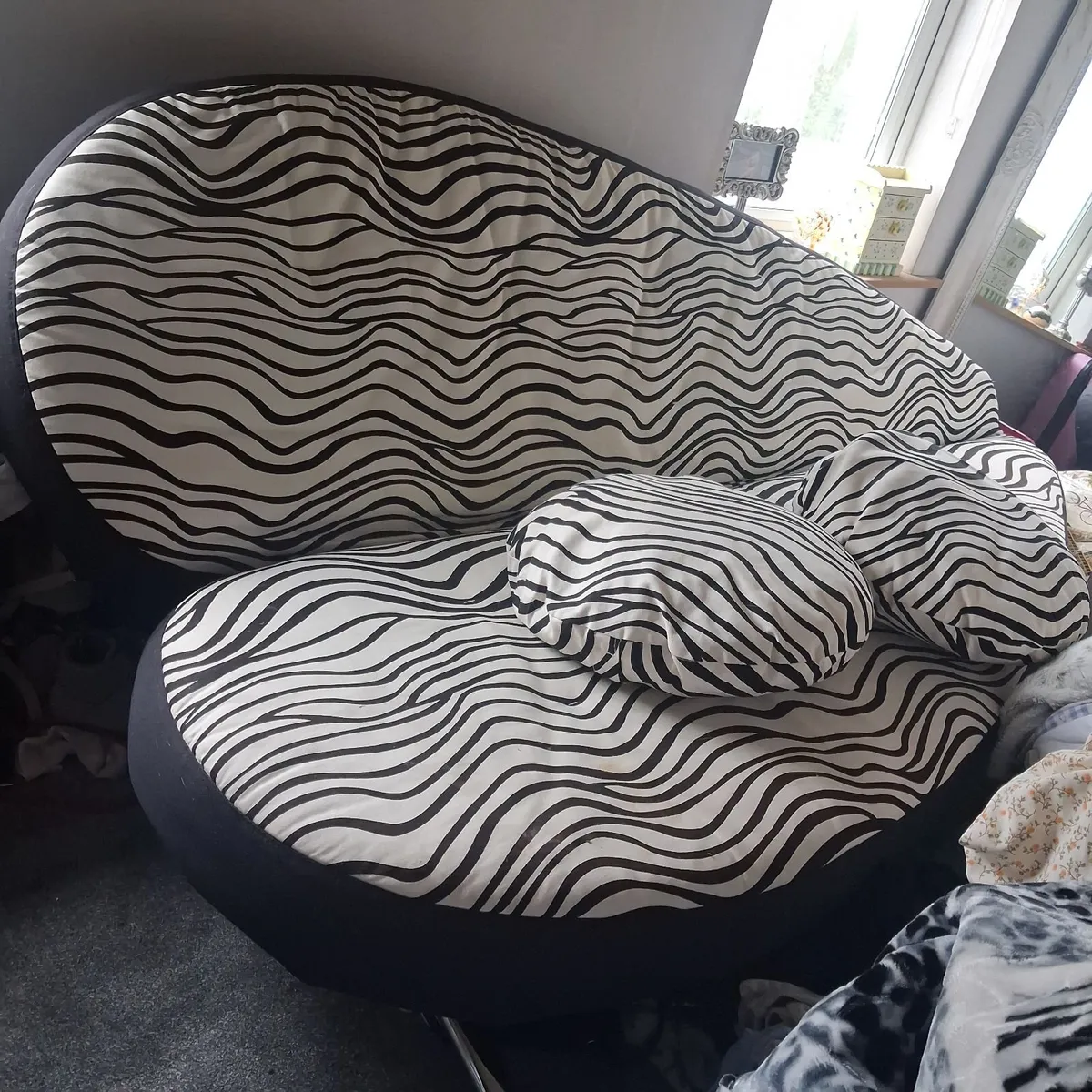Loveheart sofa bed - Image 1