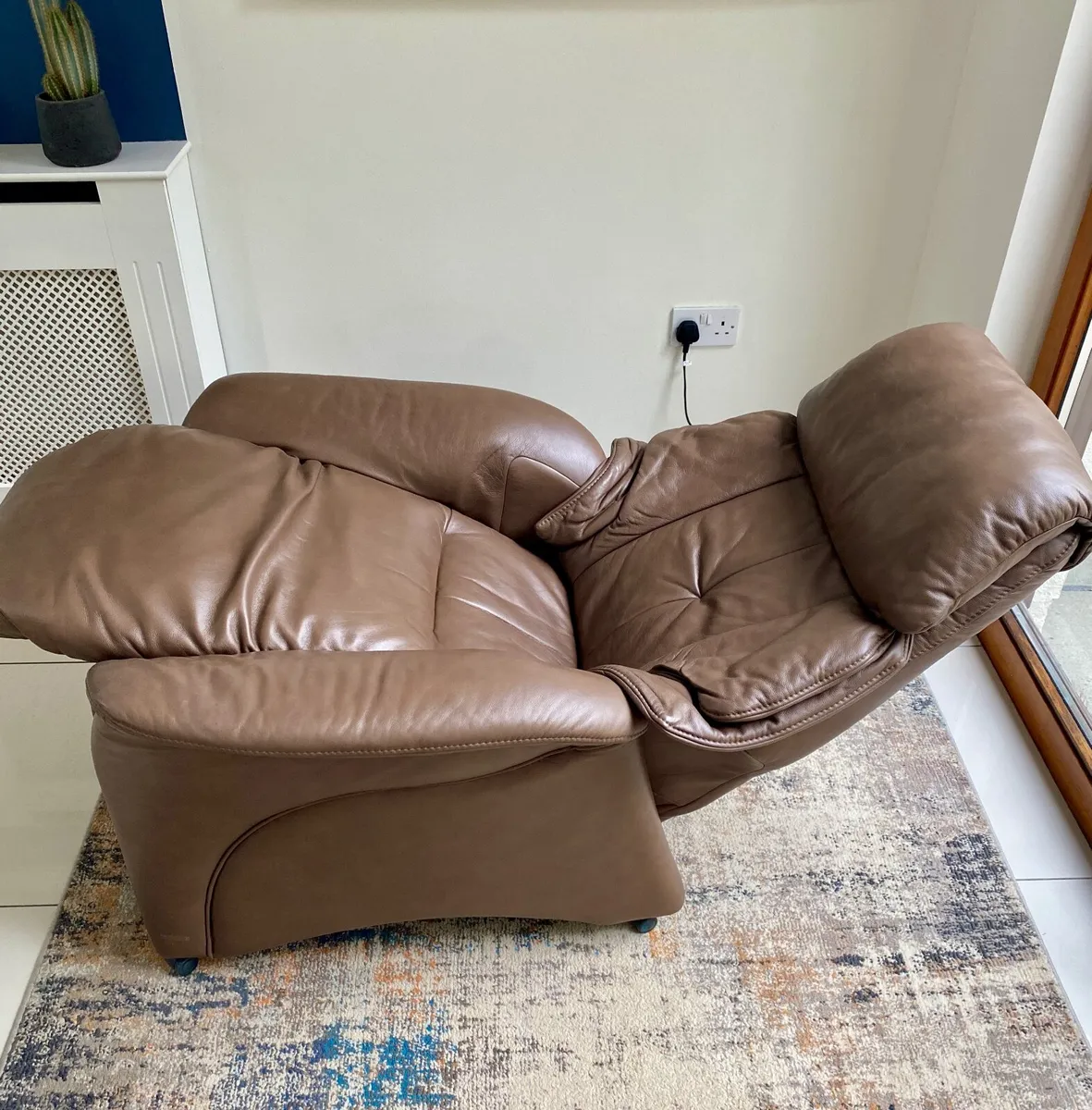 Himolla Chester 4247 Leather Lift & Rise Recliner - Image 3