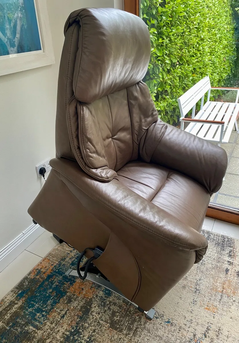 Himolla Chester 4247 Leather Lift & Rise Recliner - Image 4