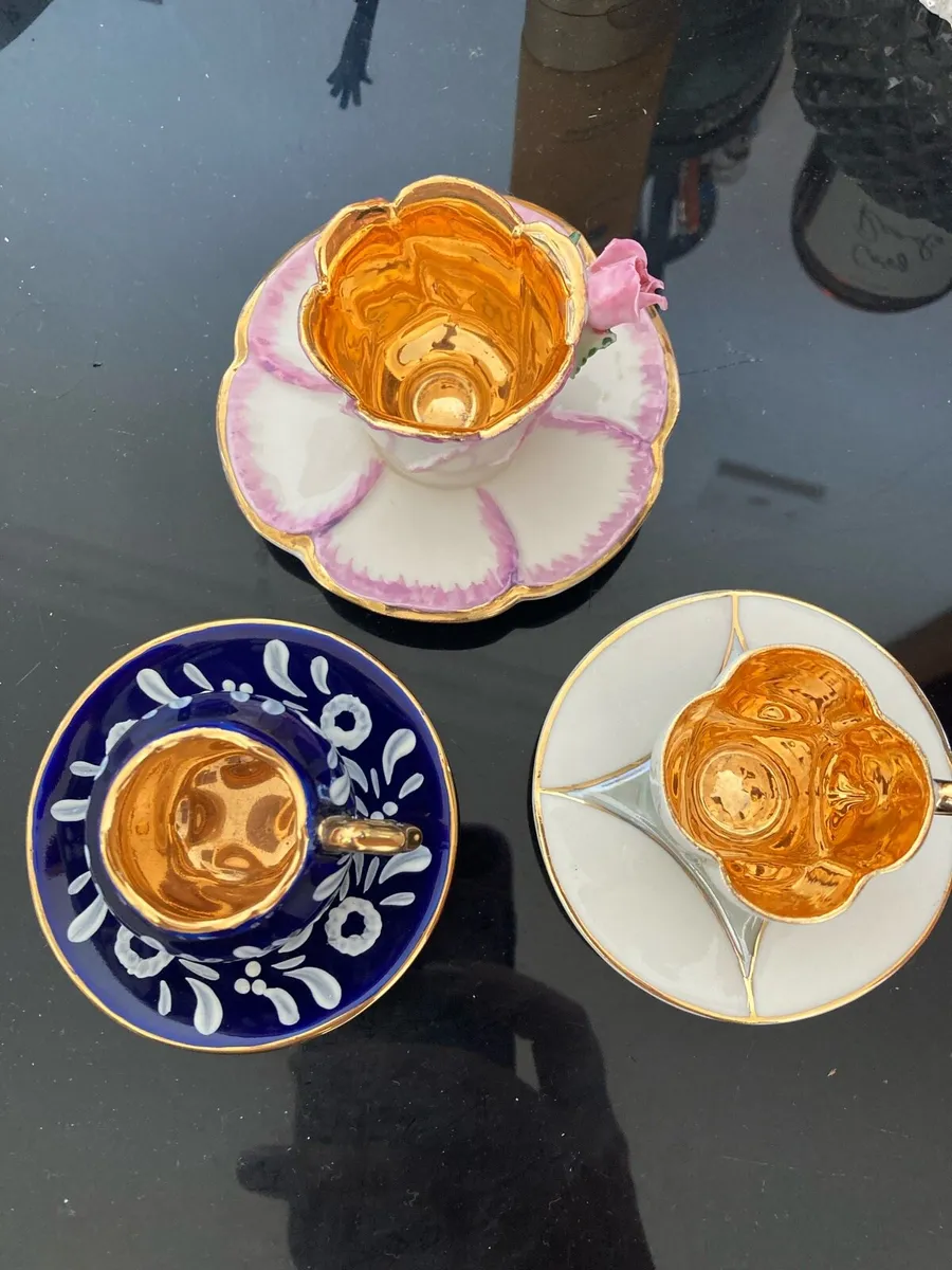 Gold painted miniature cups & saucer prs - Image 1