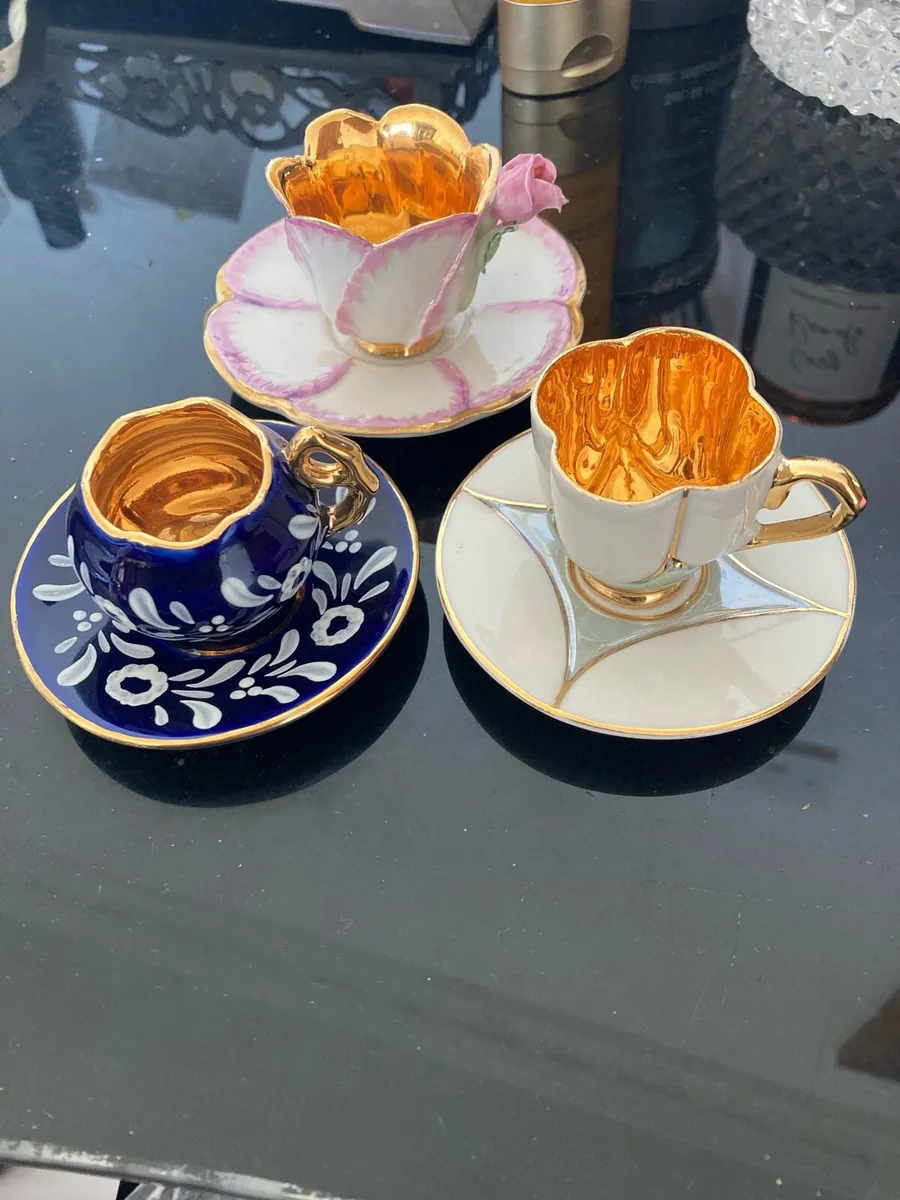 Gold painted miniature cups & saucer prs - Image 2