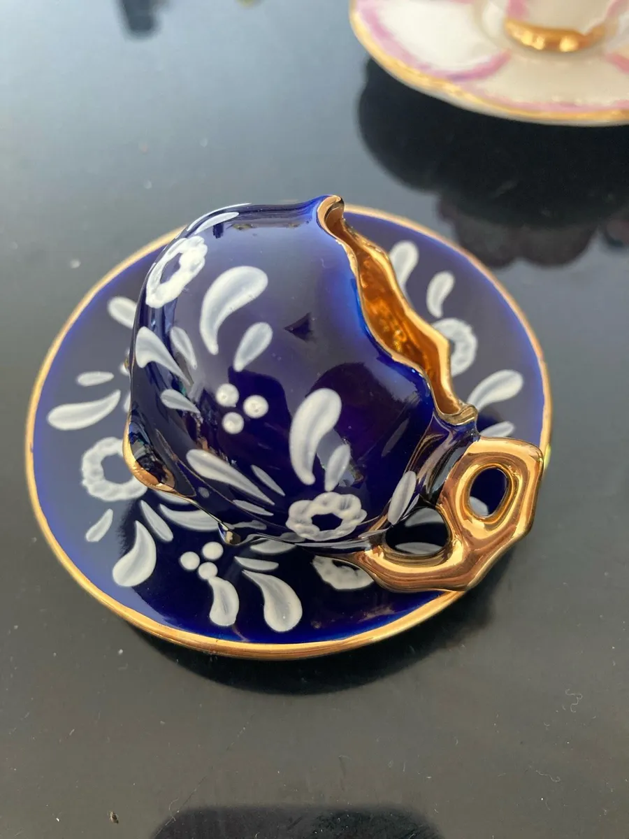 Gold painted miniature cups & saucer prs - Image 4