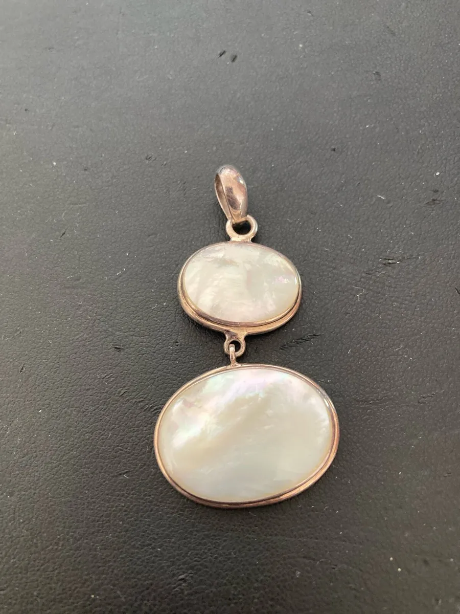 Sterling Silver mother of pearl pendant & chain - Image 2
