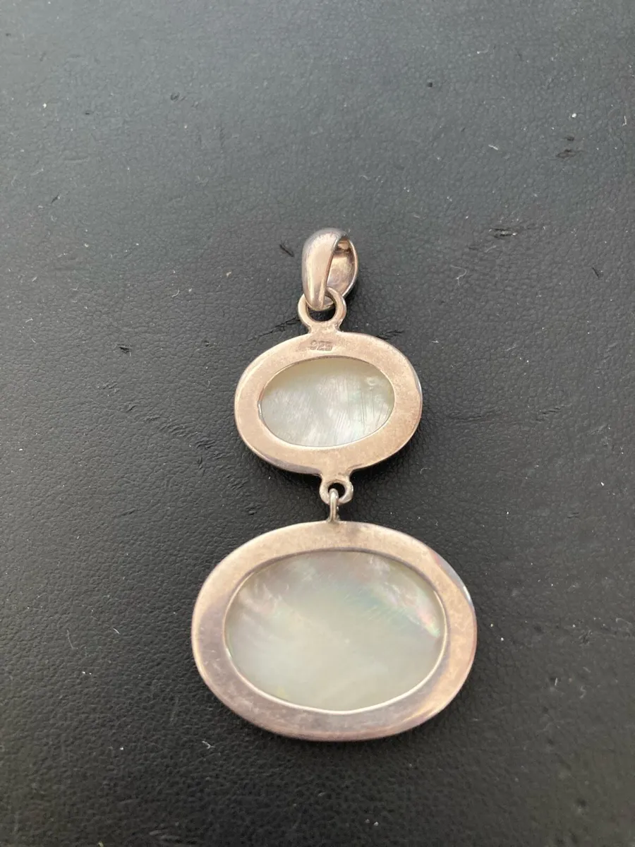 Sterling Silver mother of pearl pendant & chain - Image 3