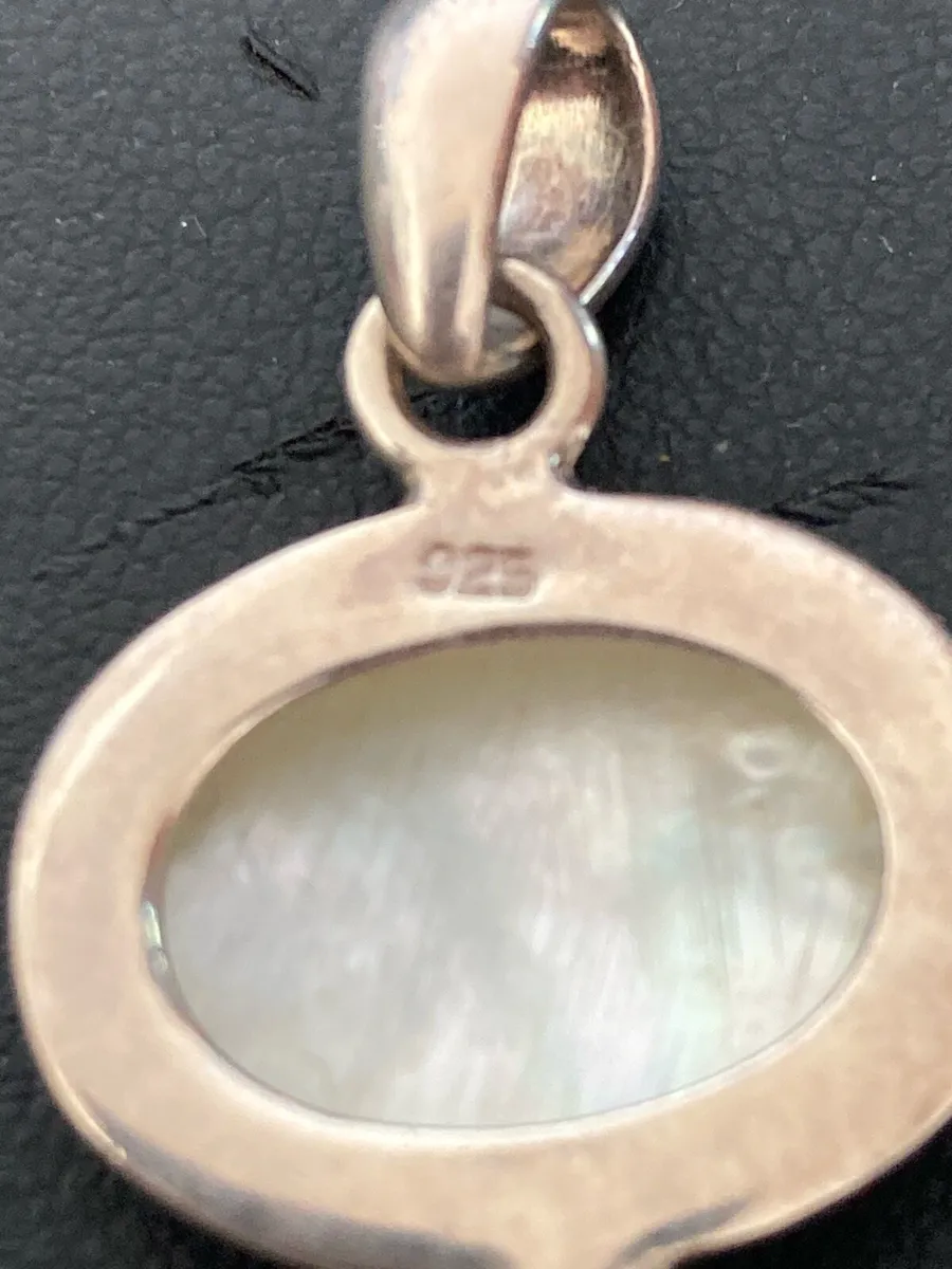 Sterling Silver mother of pearl pendant & chain - Image 4