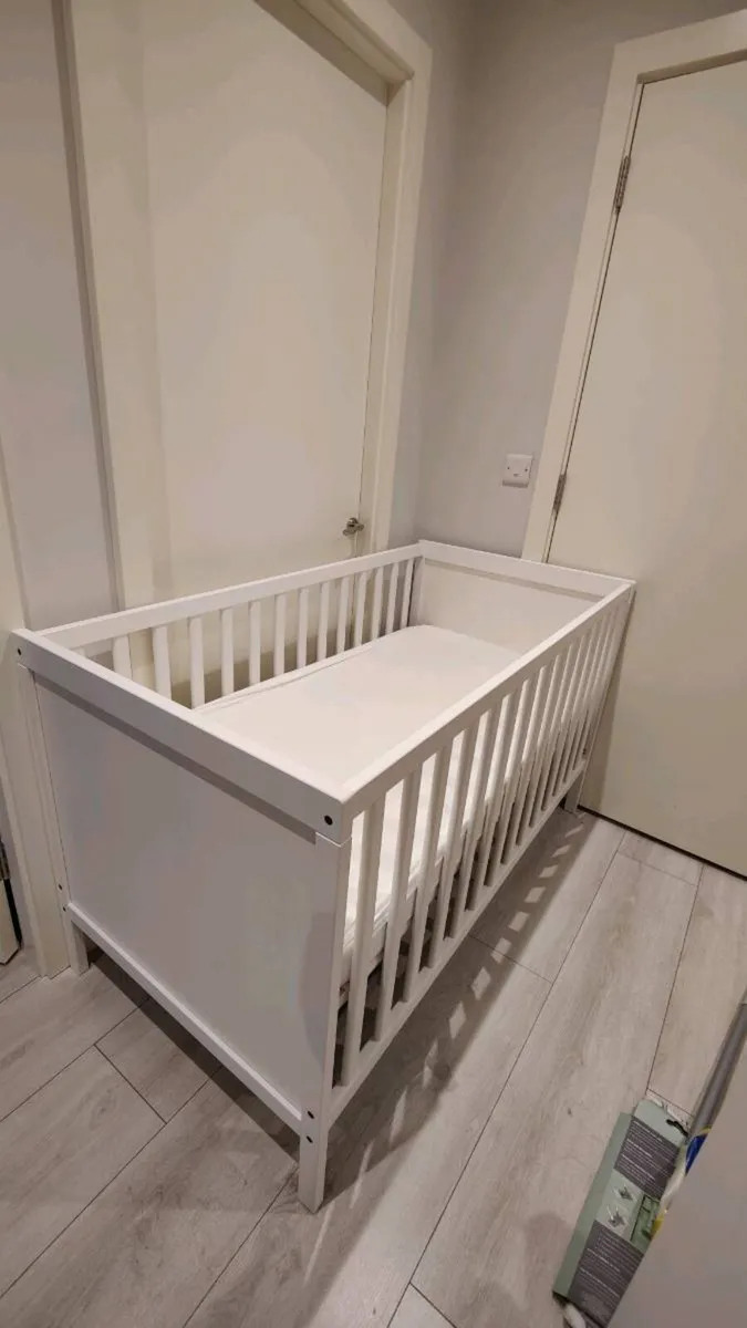 Baby cot and mattress - Image 1