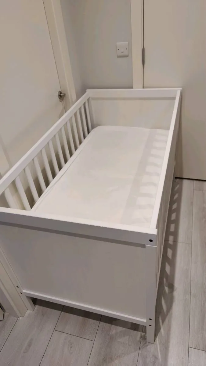 Baby cot and mattress - Image 3