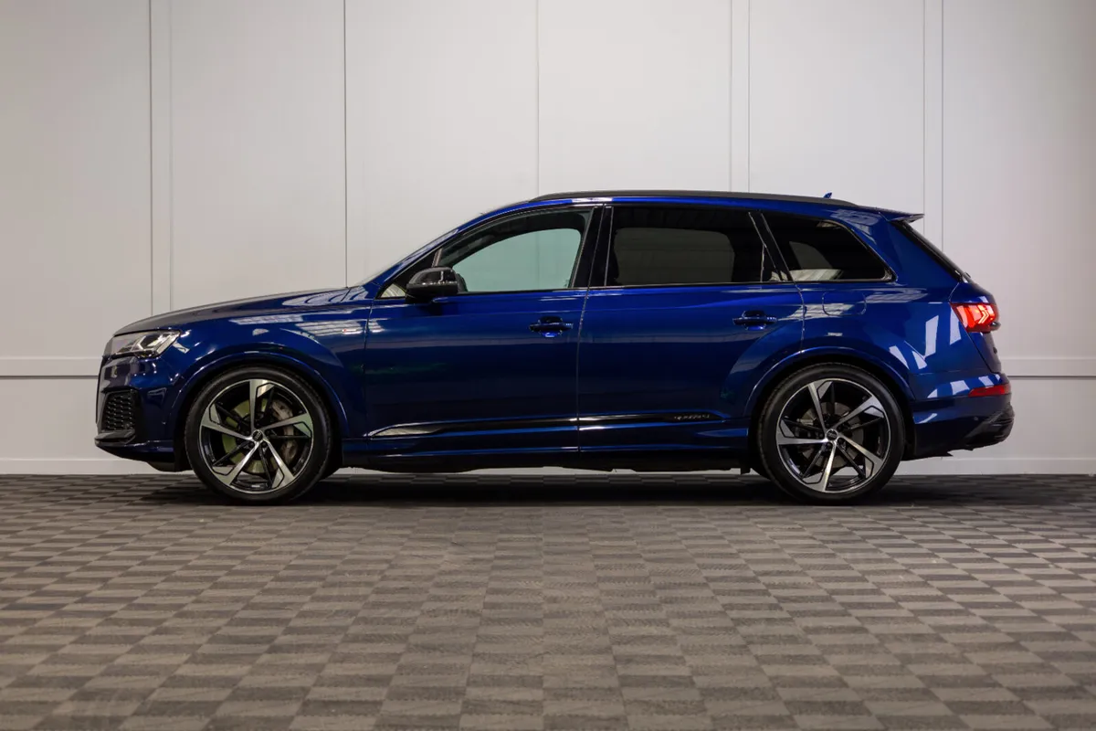 232 Audi Q7 55TFSIe S-Line Black Edition 5 Seat N1 - Image 3