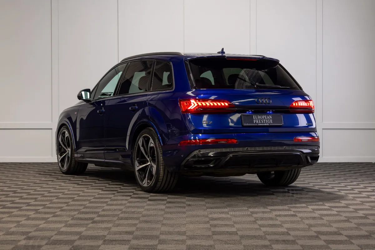 232 Audi Q7 55TFSIe S-Line Black Edition 5 Seat N1 - Image 4
