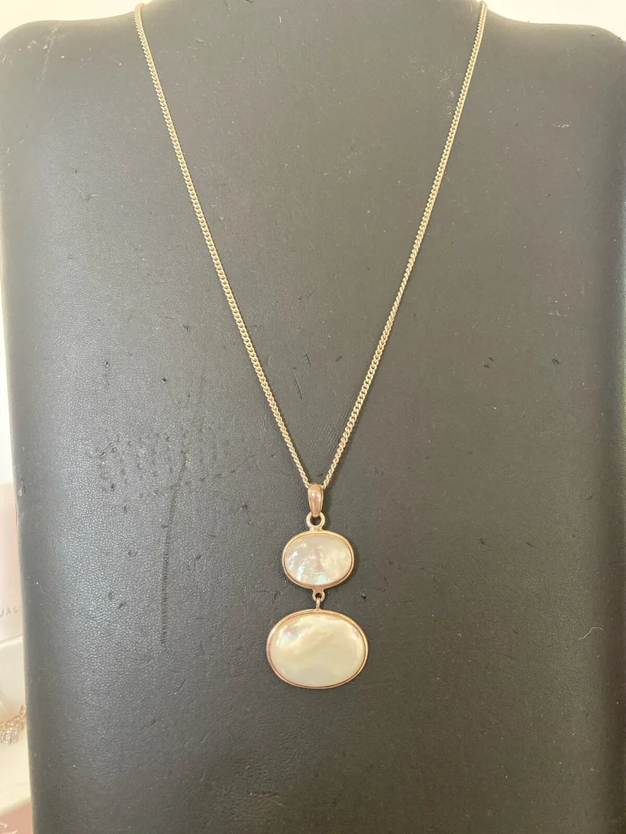 Sterling Silver mother of pearl pendant & chain - Image 1