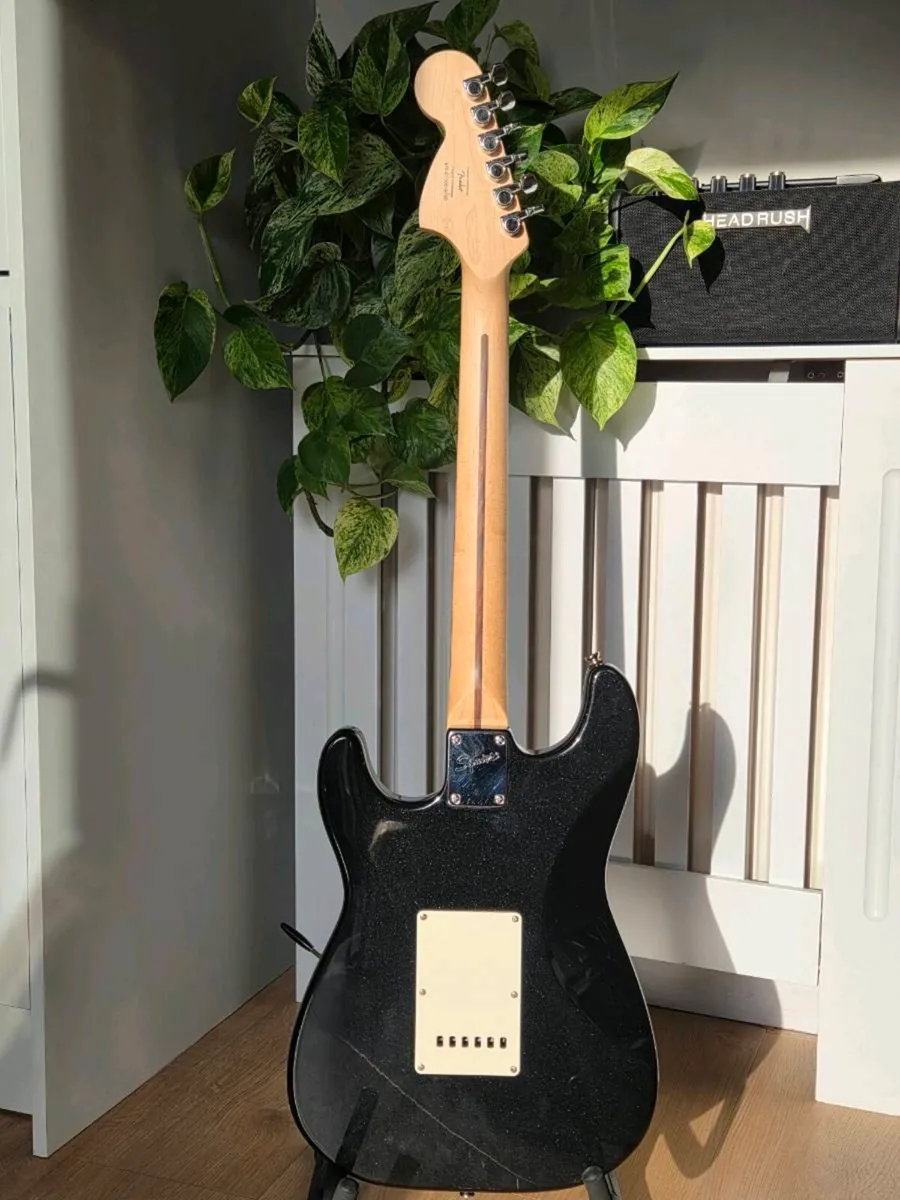 Squier Standard Series Stratocaster - Image 2