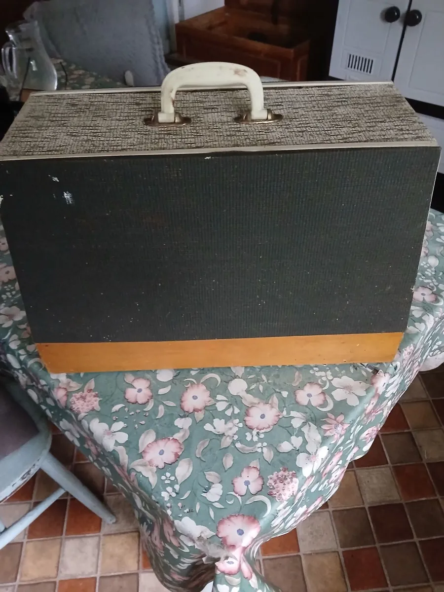 1981 Sewing Machine - Image 3