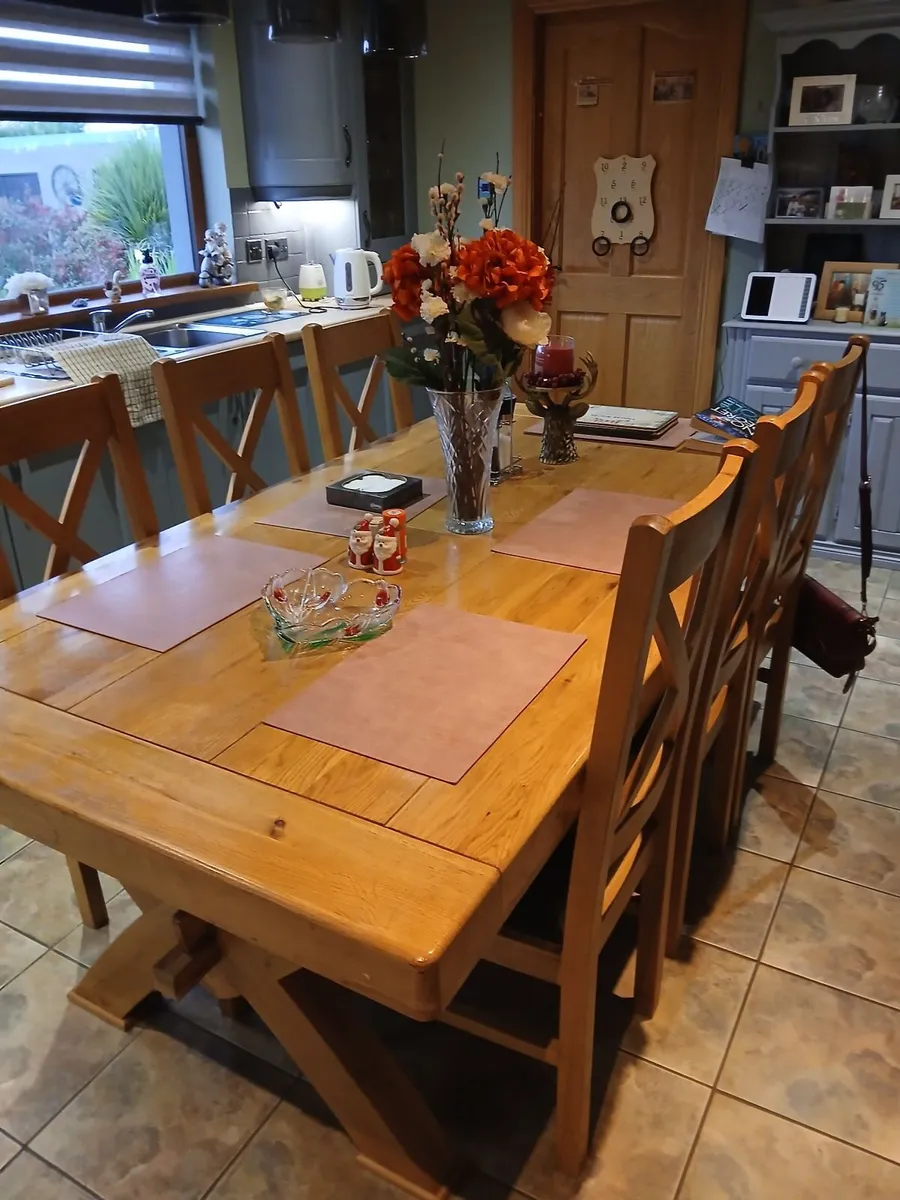 Table and chairs - Image 2
