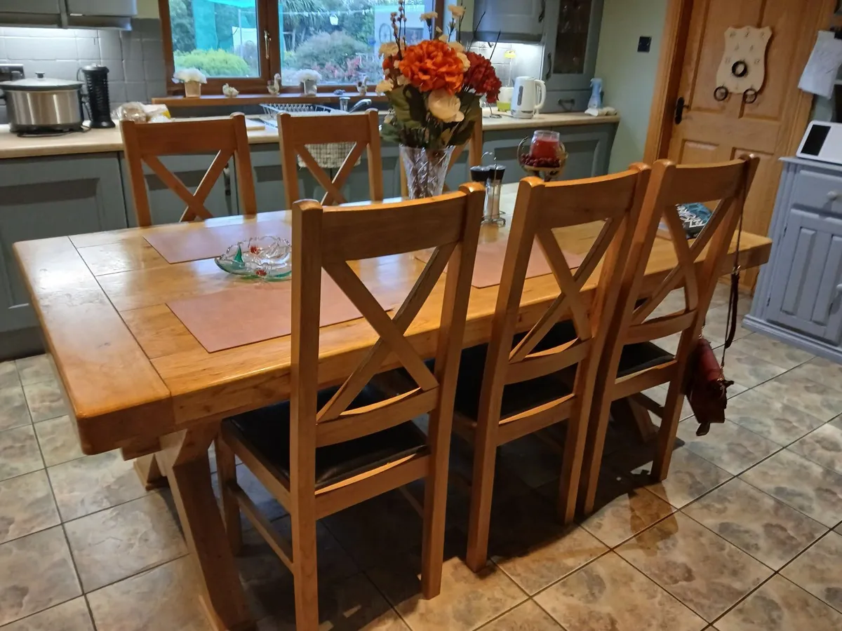 Table and chairs - Image 4