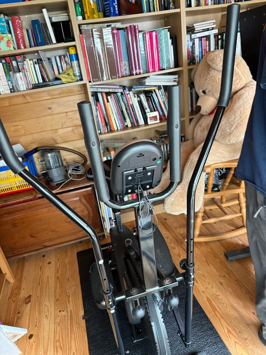 Cross trainer / elliptical machine - Image 2