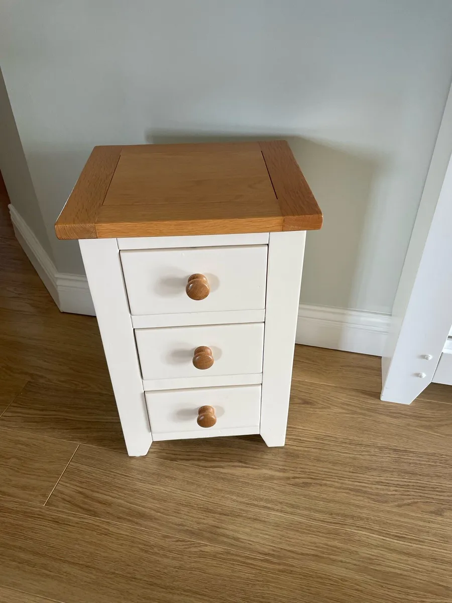 Bed, lockers and chest of drawers - Image 1