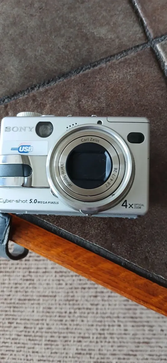 Digital Camera, and instruction Manual - Image 1