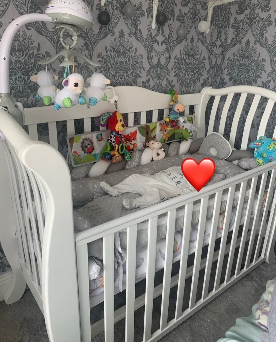 Elegant baby cot with a mattress - Image 1