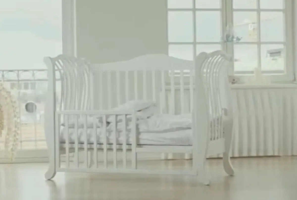 Elegant baby cot with a mattress - Image 2