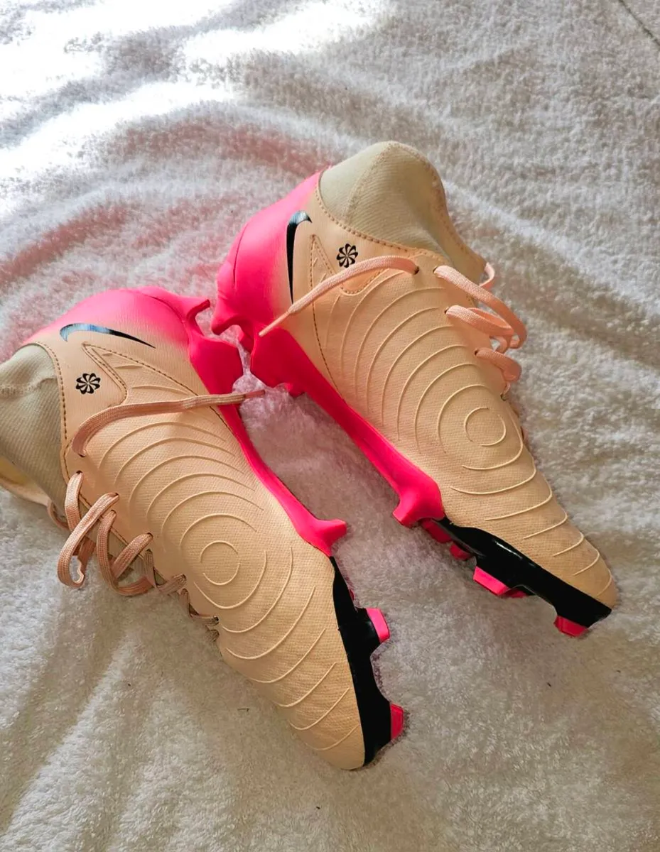Nike Phantom football boots - Image 1