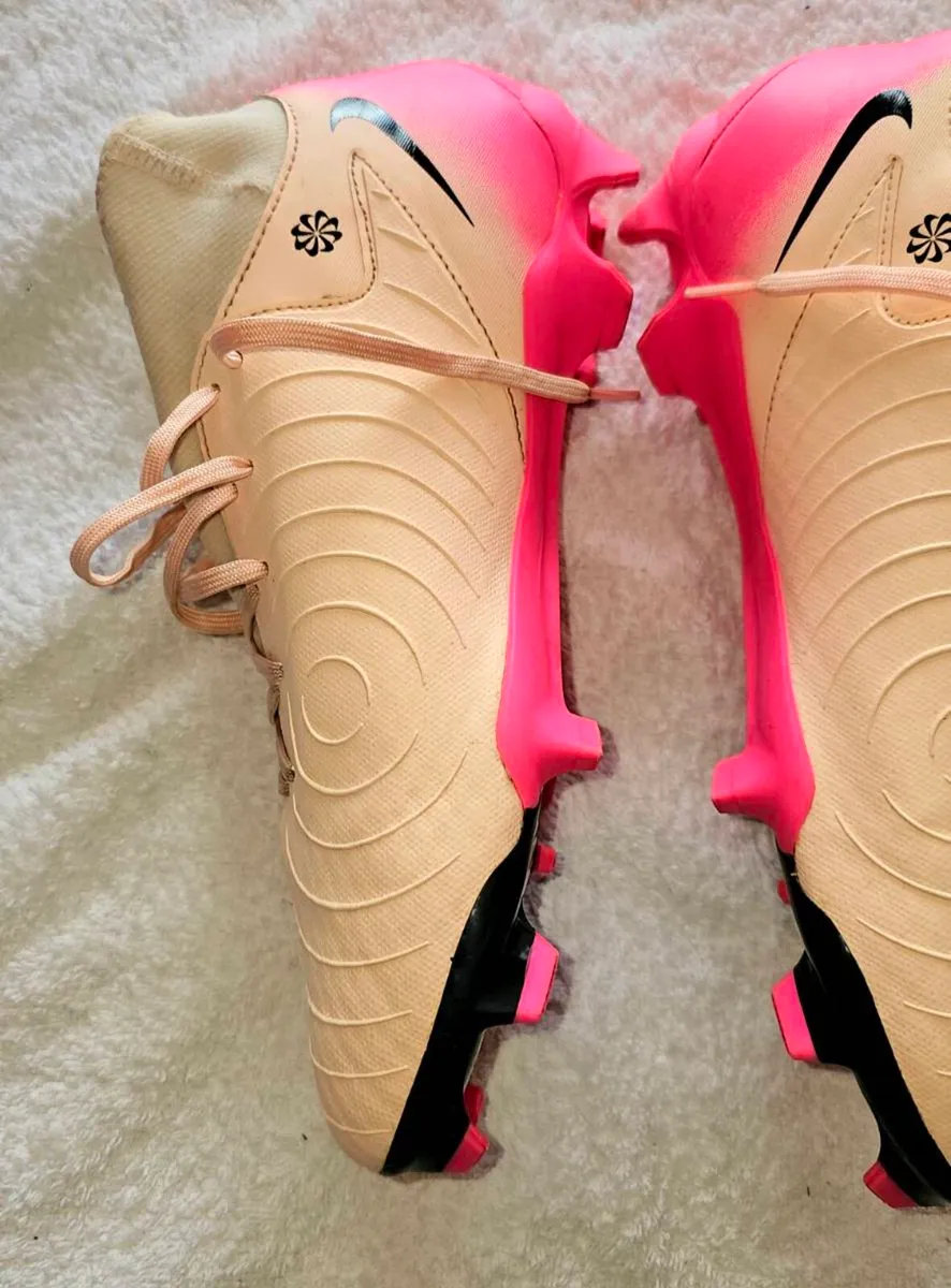Nike Phantom football boots - Image 3