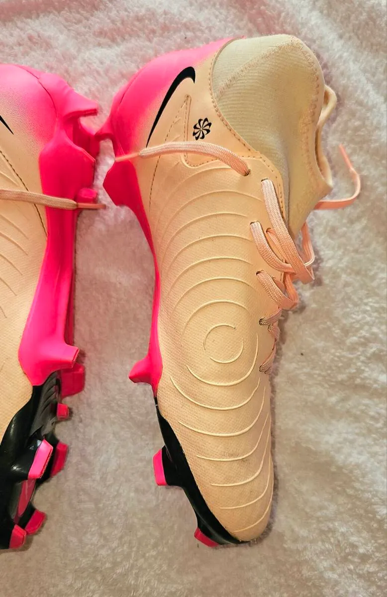 Nike Phantom football boots - Image 4