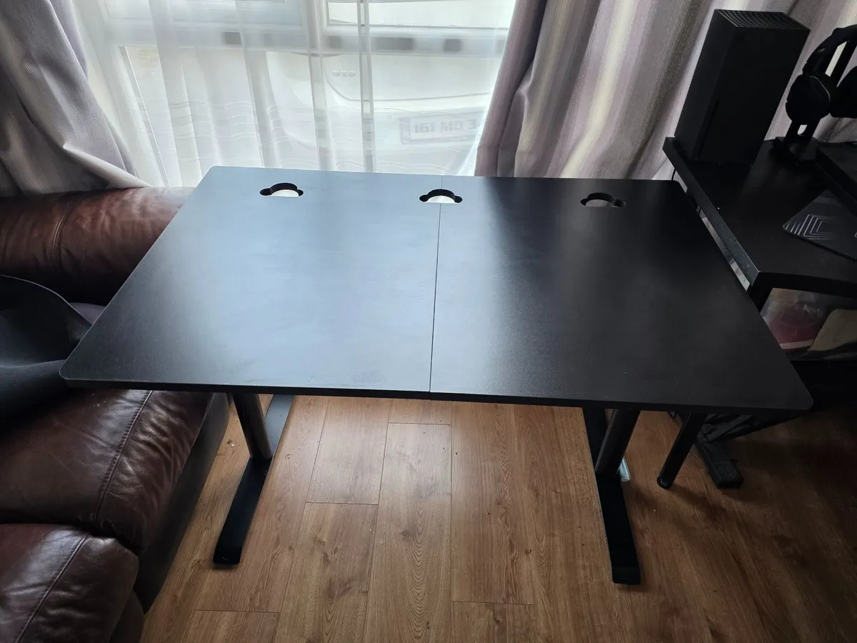 Gaming table - Image 1