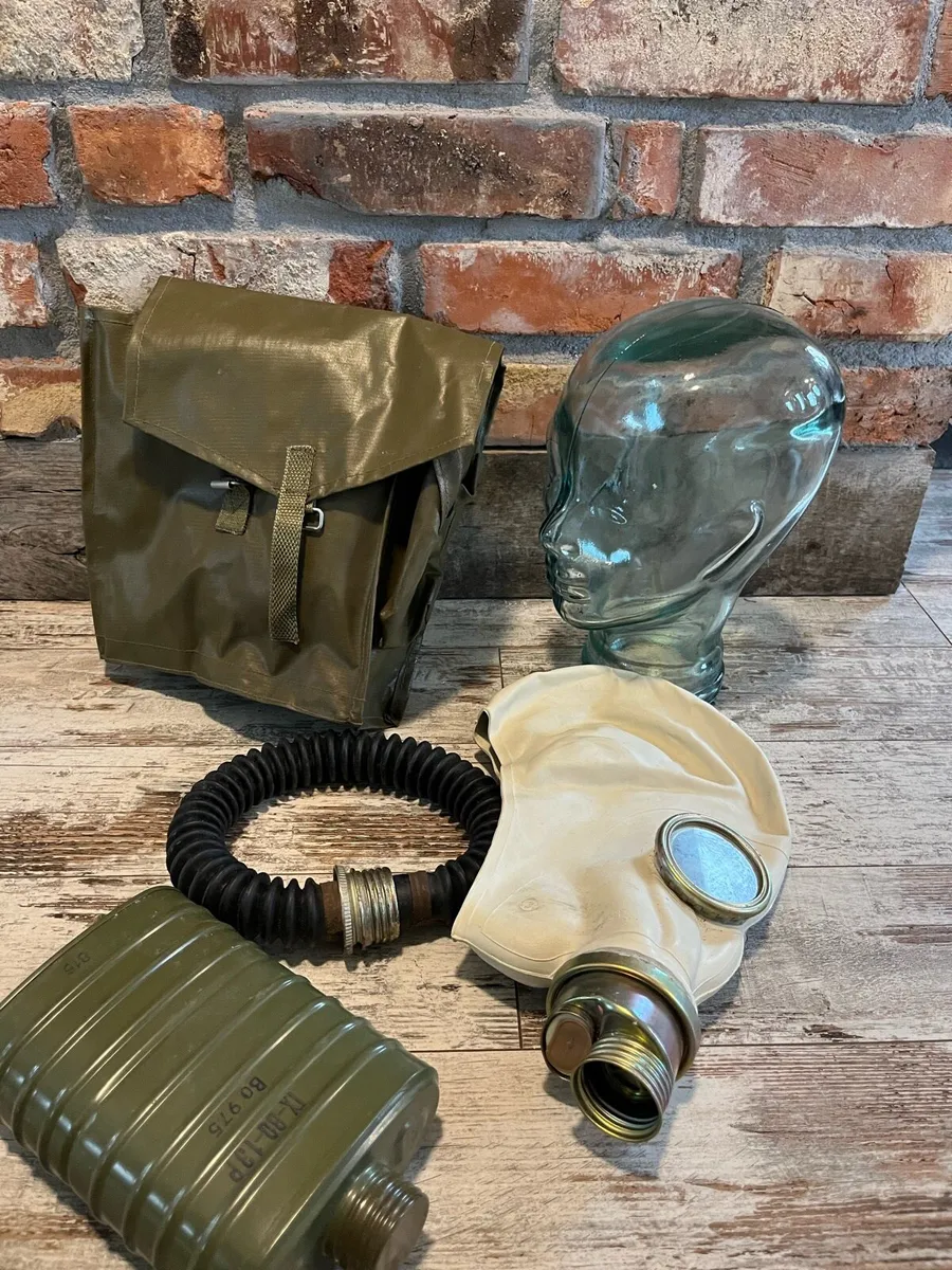 Vintage gas mask - Image 1