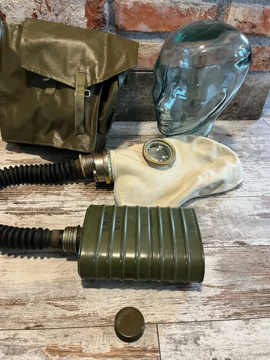 Vintage gas mask - Image 2