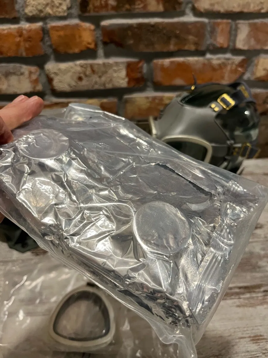 Vintage gas mask - Image 3