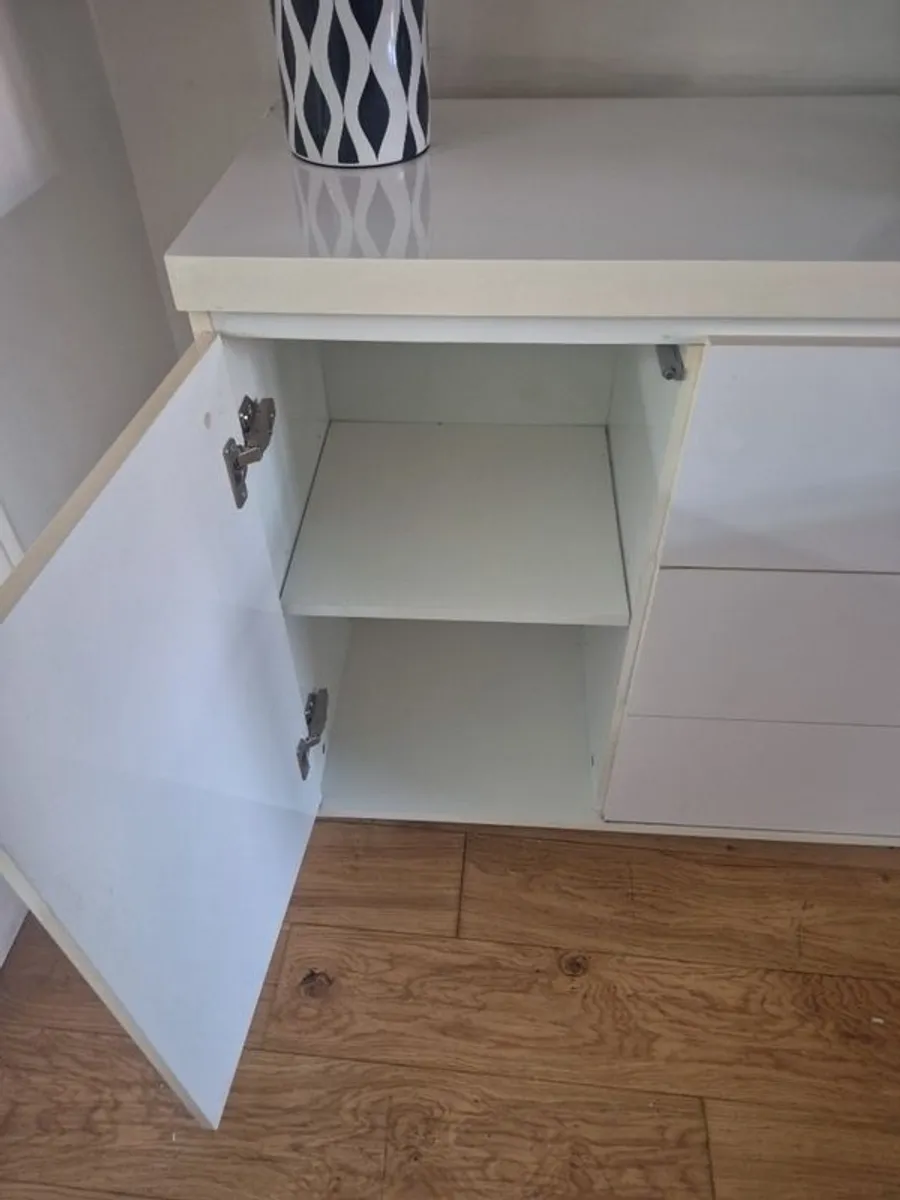 White sideboard - Image 1
