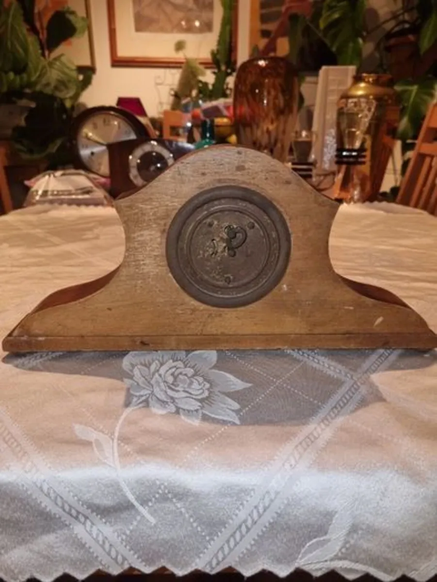 Vintage small wooden mantel clock - Image 3