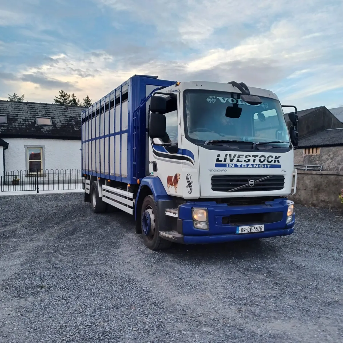 Volvo 240 cattle truck - Image 1